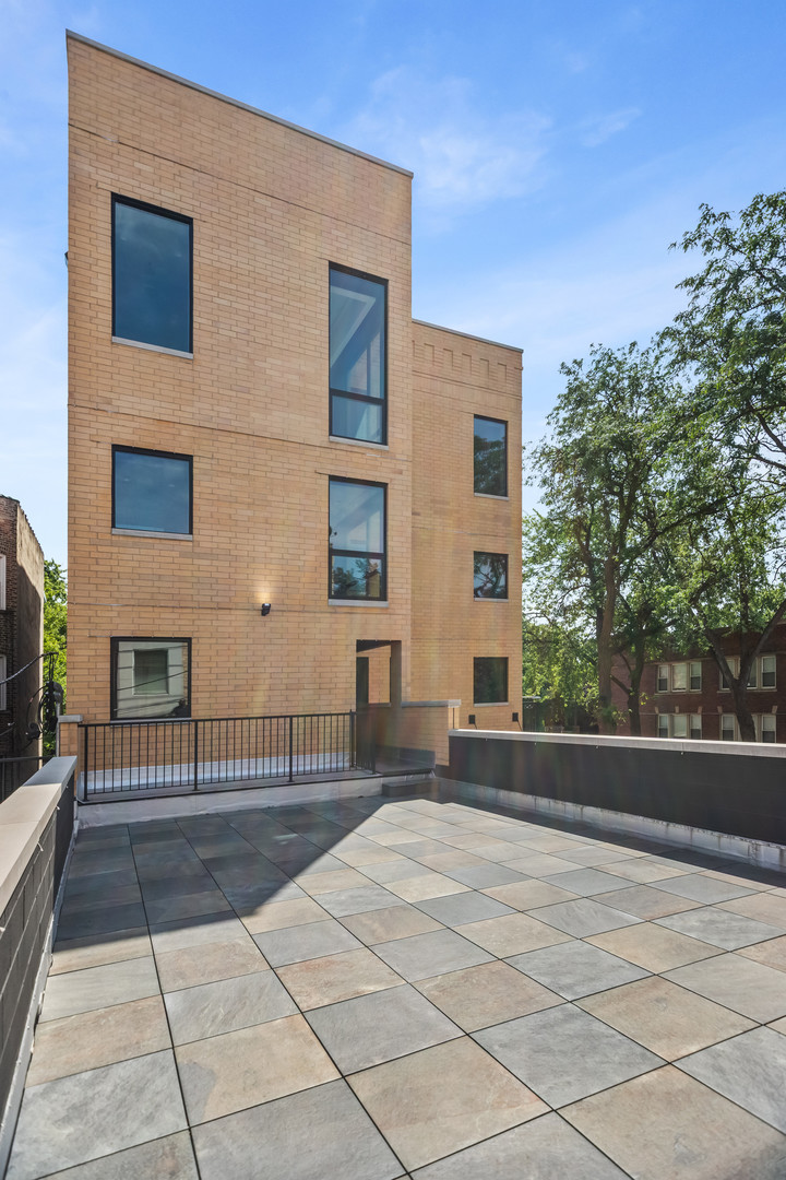 6556 South Minerva Avenue, Unit 2S Chicago, IL 60637 - Photo 15 of 19 a view of a building with many windows