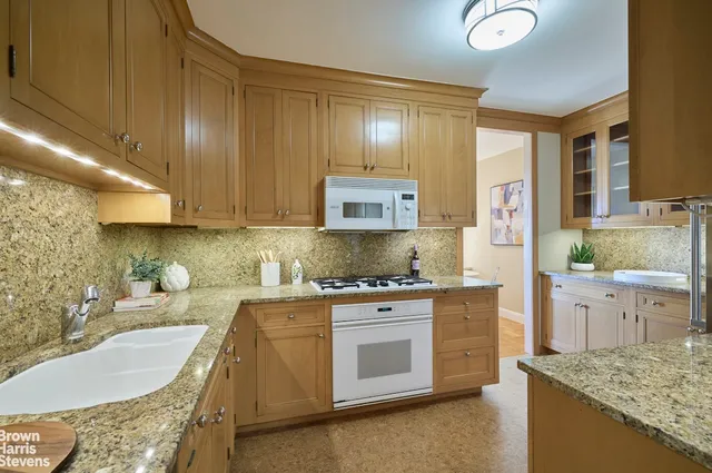 $2,395,000 | 60 East End Avenue, Unit 41A | Upper East Side