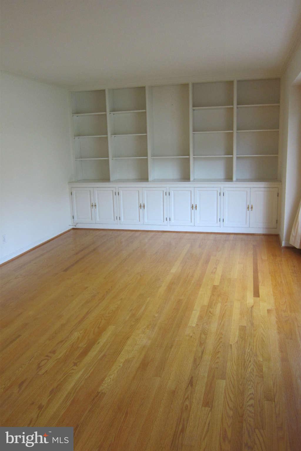 8642 Gateshead Road Alexandria, VA 22309 - Photo 9 of 20 Living Room