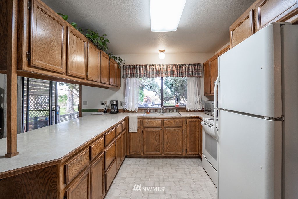 7882 Grove Road Northeast Moses Lake, WA 98837 - Photo 8 of 38 Gallery Image 8