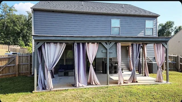 a view of a backyard