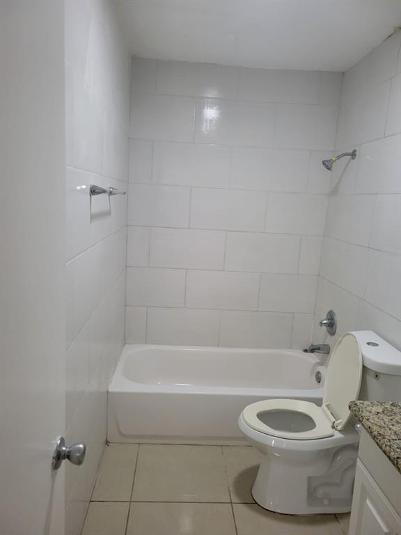 9700 Leawood Boulevard, Unit 1111 Houston, TX 77099 - Photo 7 of 11 Bathroom #2