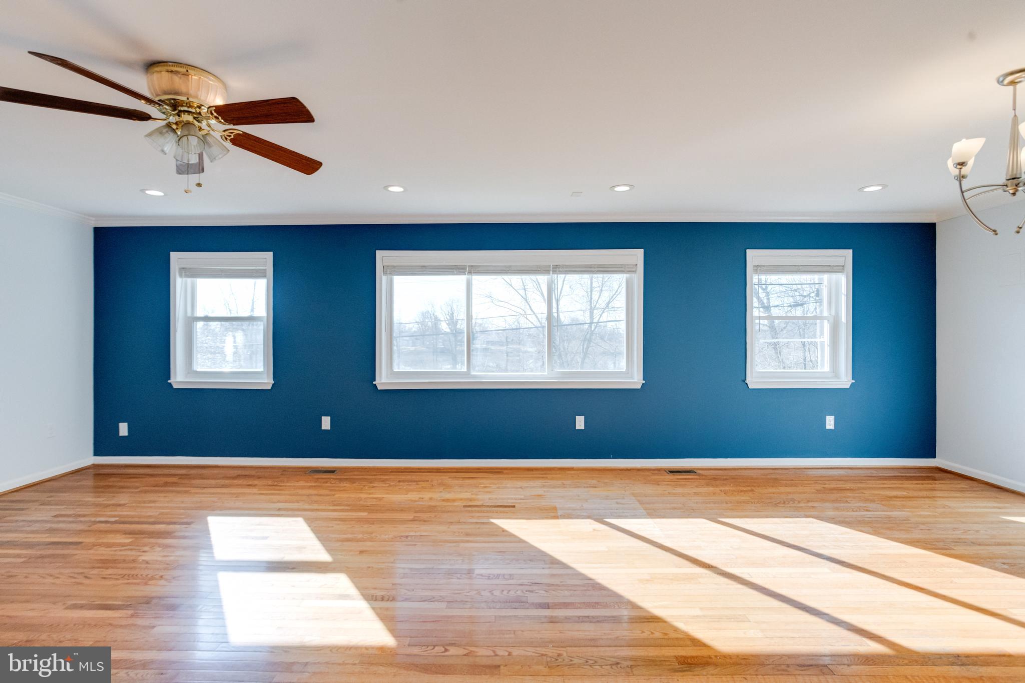 7815 Fairgreen Road Baltimore, MD 21222 - Photo 4 of 54 Living Room with Water View