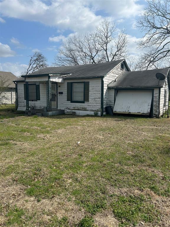 509 Allen Avenue Bonham, TX 75418 - Photo 2 of 9 View of front of house featuring a front lawn