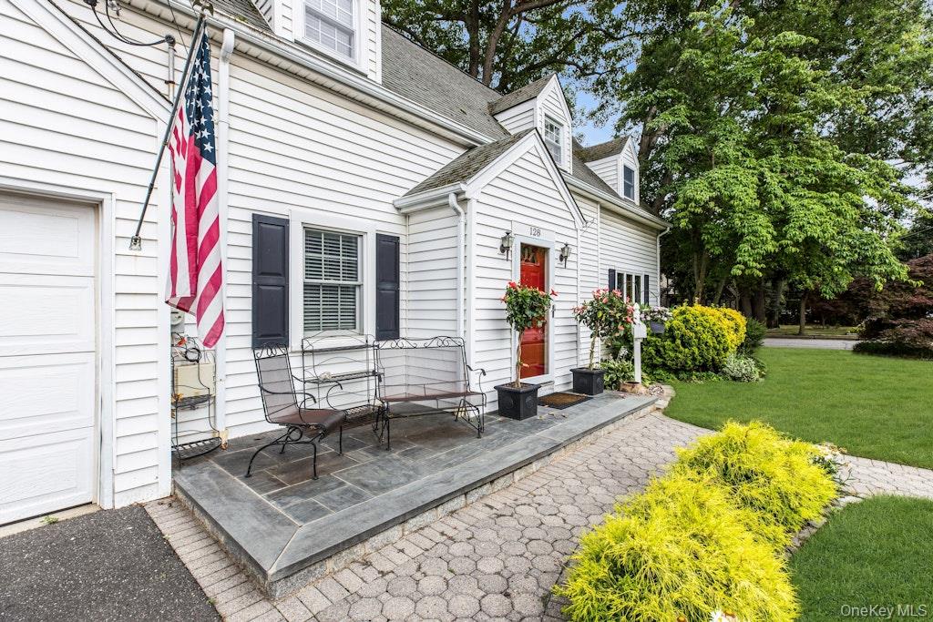 128 Stuart Street Lynbrook, NY 11563 - Photo 5 of 33