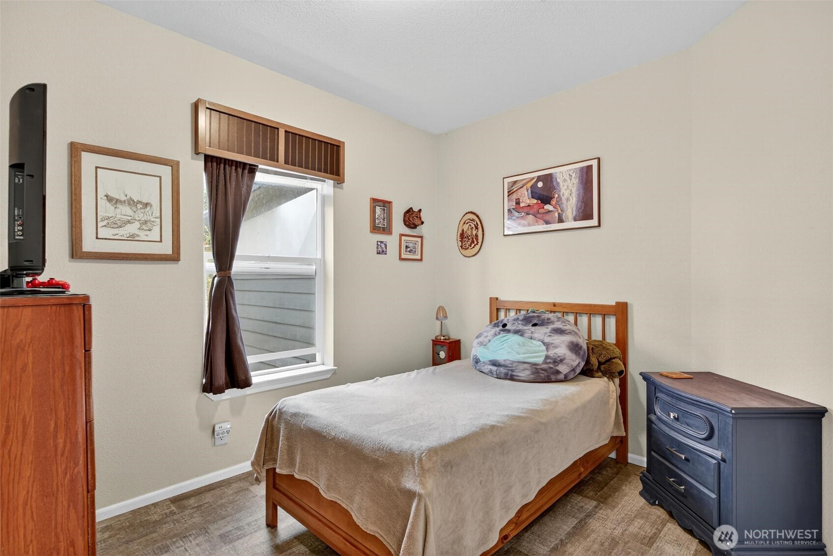 2 Crow Lane McCleary, WA 98557 - Photo 26 of 36 a bedroom with a bed and a window