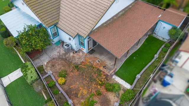 a view of a yard in front of house