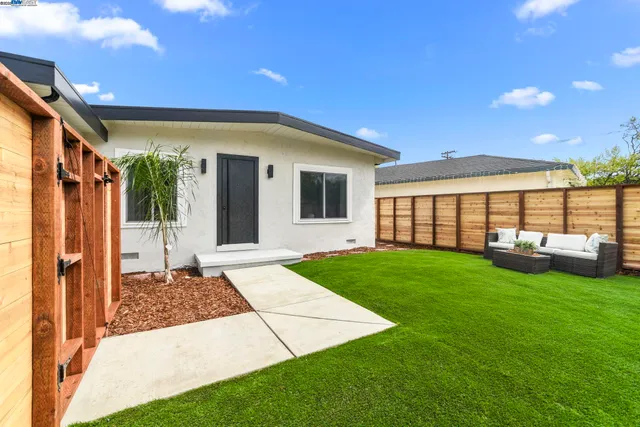 a view of a house with backyard