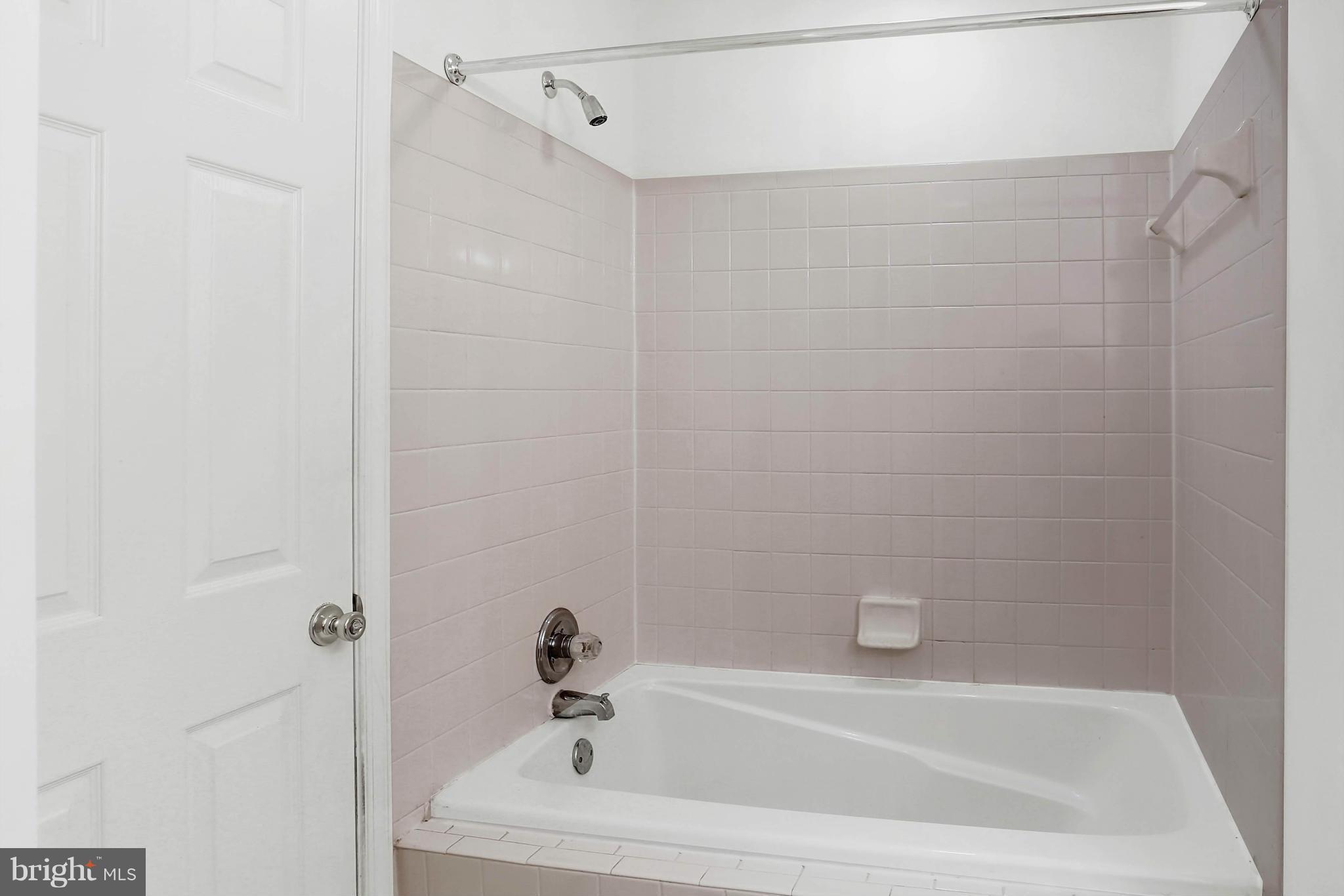 8724 Autumn Ridge Court Odenton, MD 21113 - Photo 20 of 24 a bathroom with a bathtub