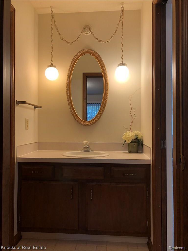225 Churchgrove Road Frankenmuth, MI 48734 - Photo 13 of 20 Churchgrove 225 Listing Pics Master Shared Bath 1.jpg