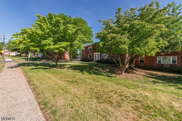 $159,900 | 93 Fox Road, Edison, NJ 08817