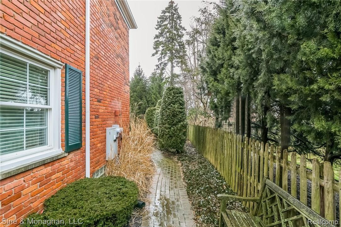 24 Warner Road Grosse Pointe, MI 48236 - Photo 48 of 56 051-Side_View-5492437-medium.jpg