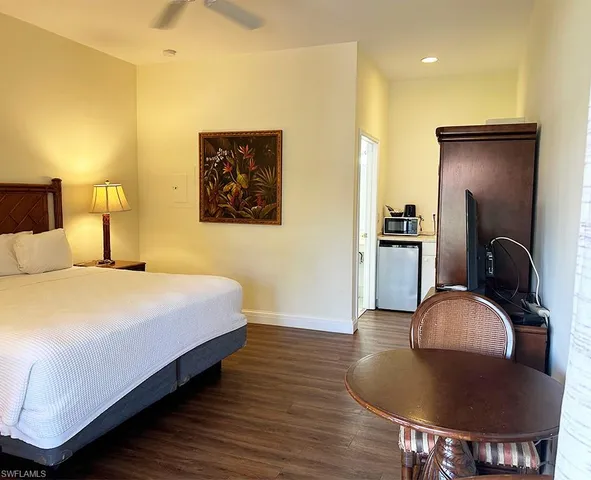 a view of entryway with a window