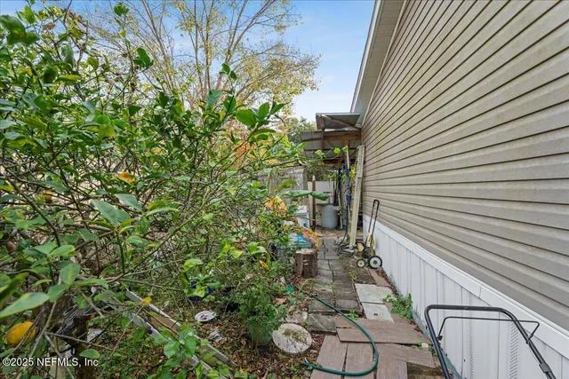 a view of entryway with patio
