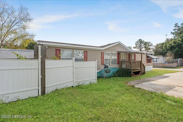 a view of front of house with a yard