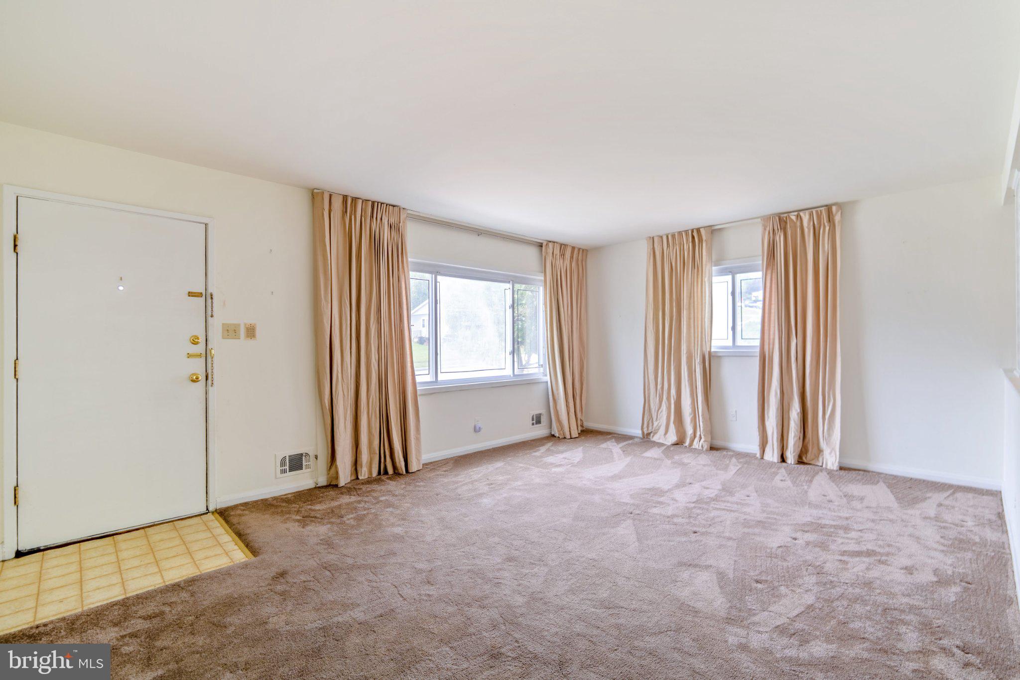 6812 Fox Meadow Road Baltimore, MD 21207 - Photo 6 of 27 Living room