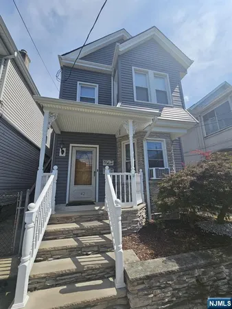 $1,900 | 42 Washington Place, Unit 2, East Rutherford, NJ 07073