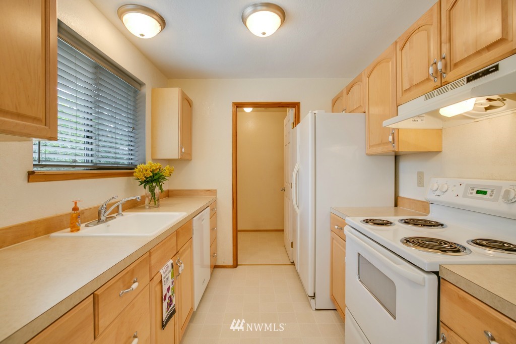 463 Edmonds Court Northeast Renton, WA 98056 - Photo 8 of 19