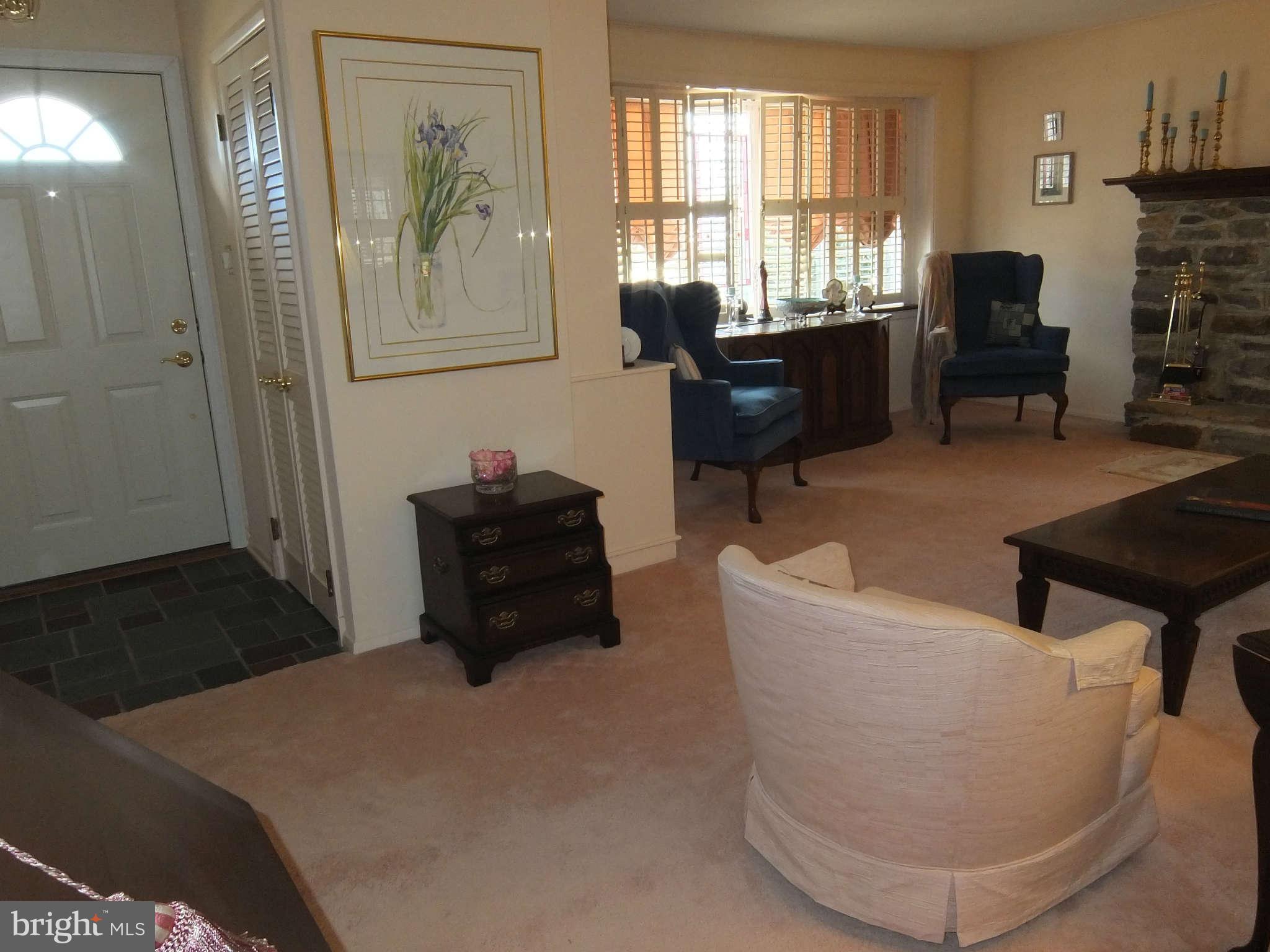 427 Neepier Road Baltimore, MD 21228 - Photo 3 of 23 Living Room
