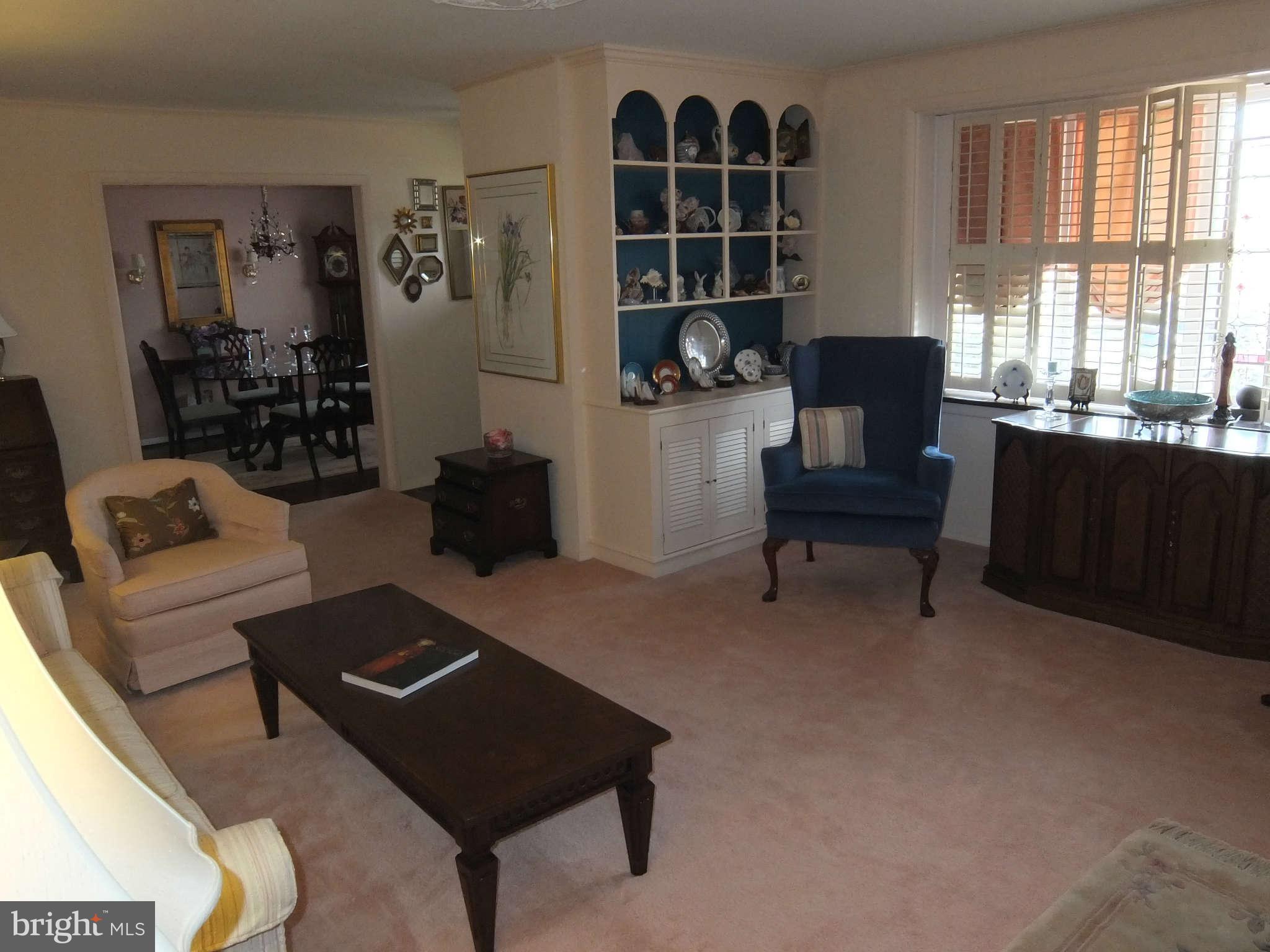 427 Neepier Road Baltimore, MD 21228 - Photo 4 of 23 Living Room