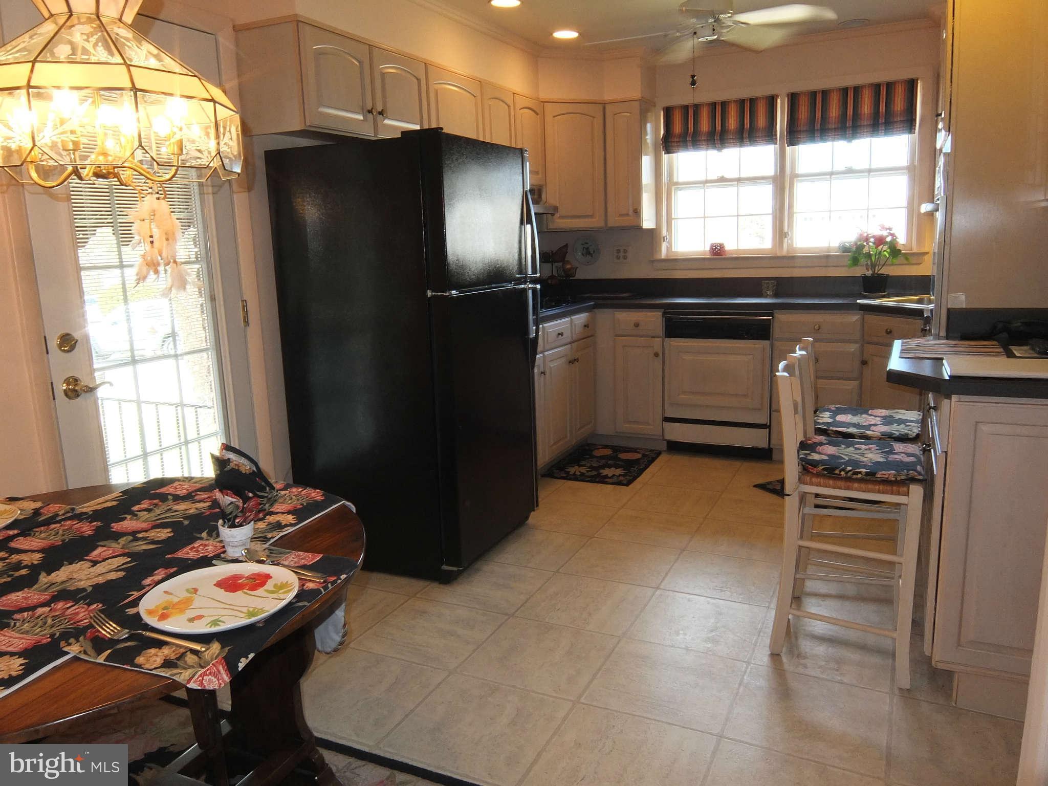 427 Neepier Road Baltimore, MD 21228 - Photo 7 of 23 Kitchen