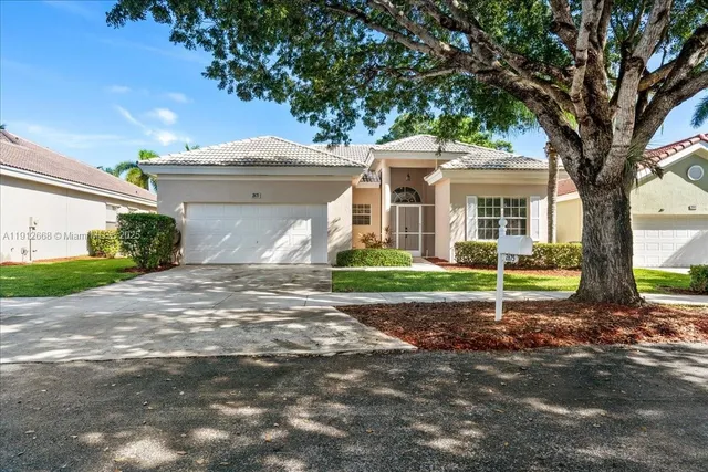 a view of a house with a yard