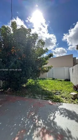 a view of a backyard