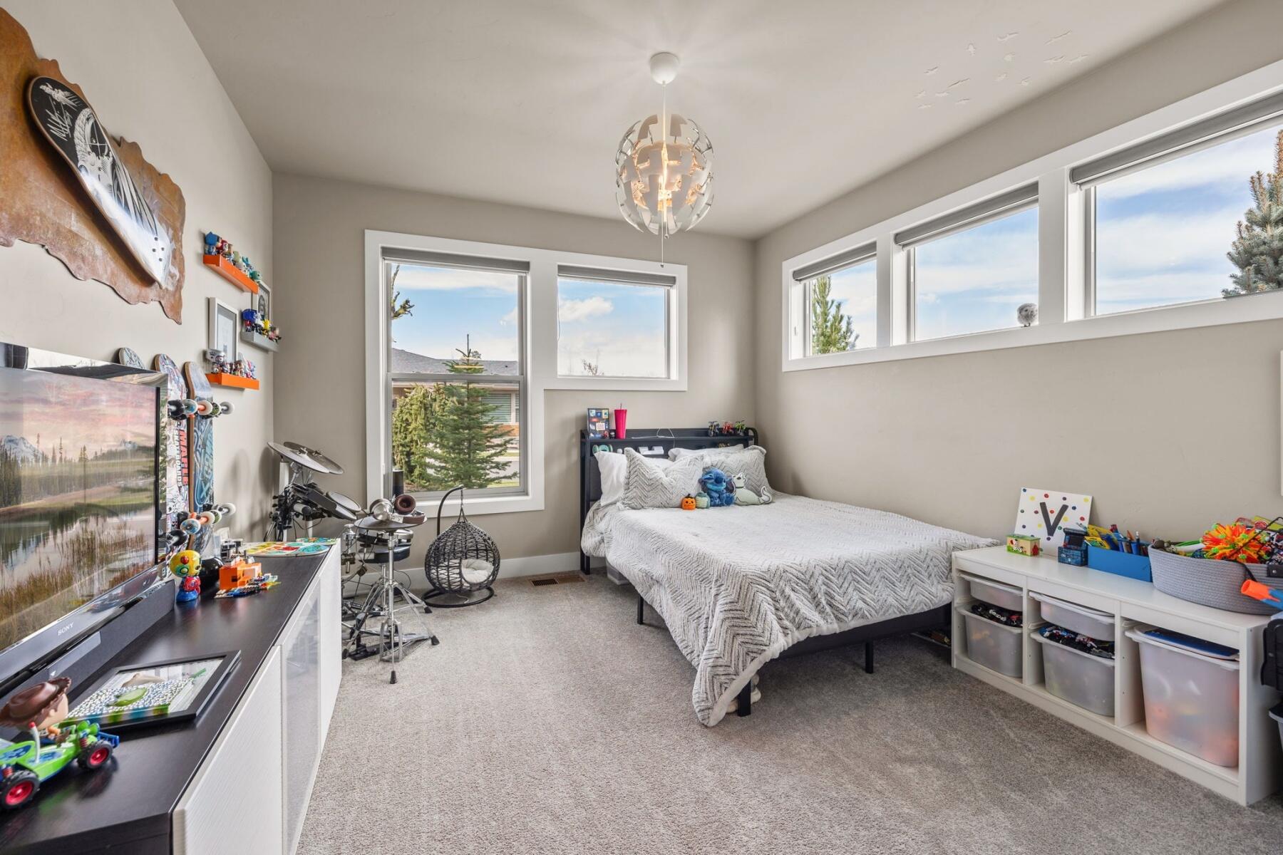 60864 Southwest Headwaters Loop Bend, OR 97702 - Photo 18 of 56 Second Primary Bedroom