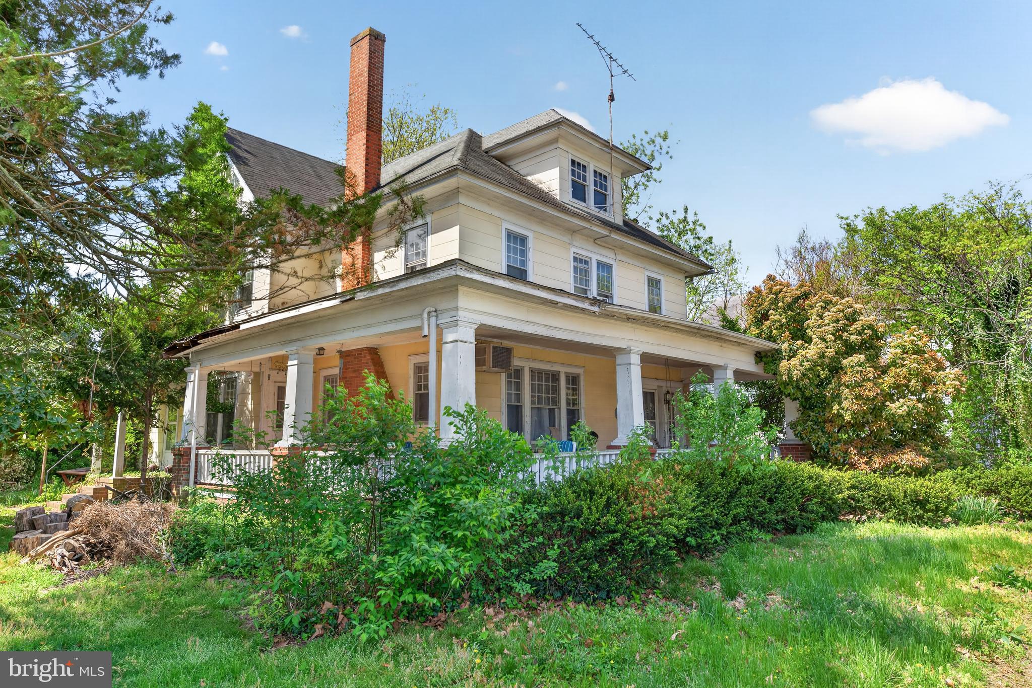 522 Market Street Denton, MD 21629 - Photo 3 of 49 a front view of a house with a garden