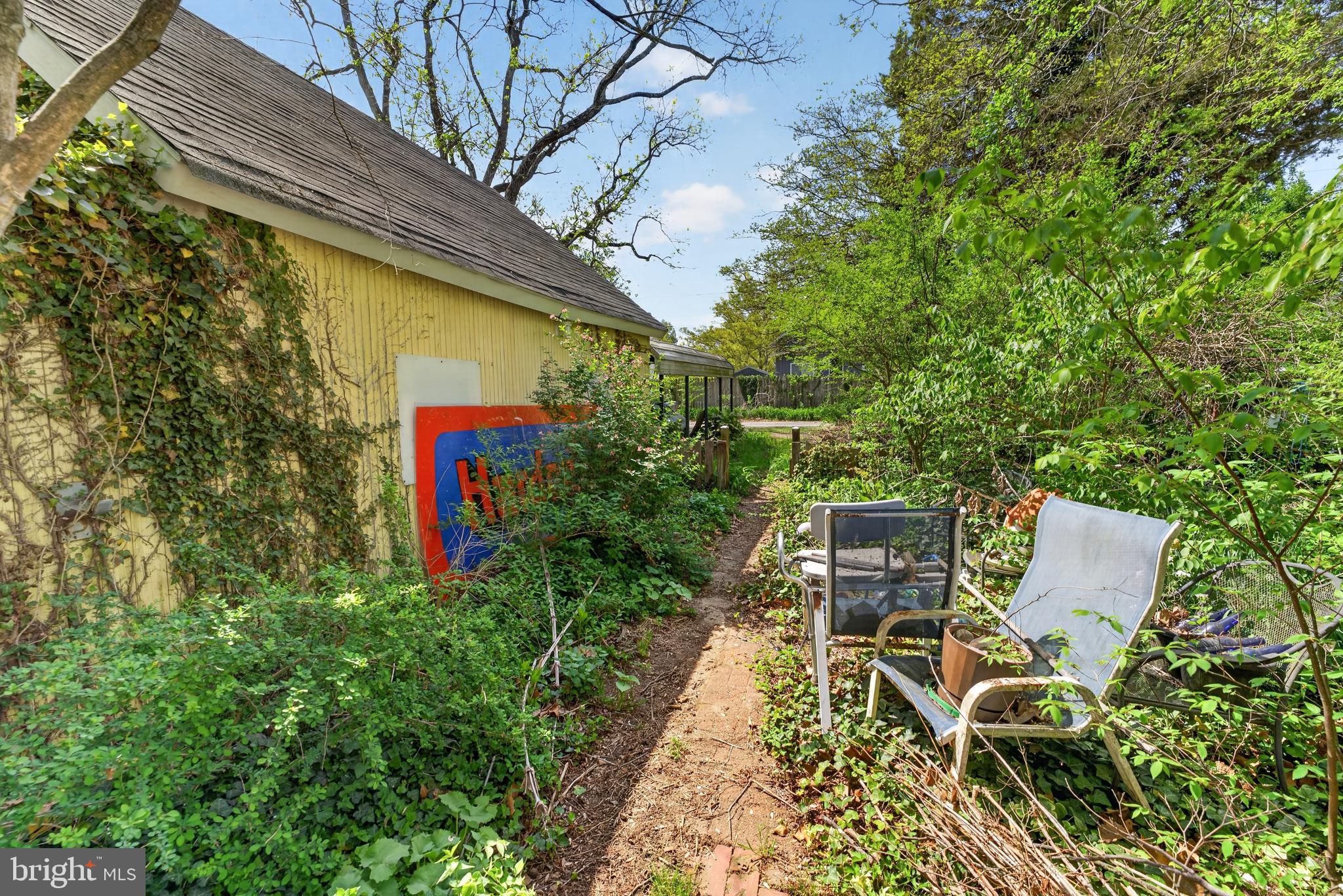 522 Market Street Denton, MD 21629 - Photo 47 of 49 a backyard of a house with table and chairs and potted plants