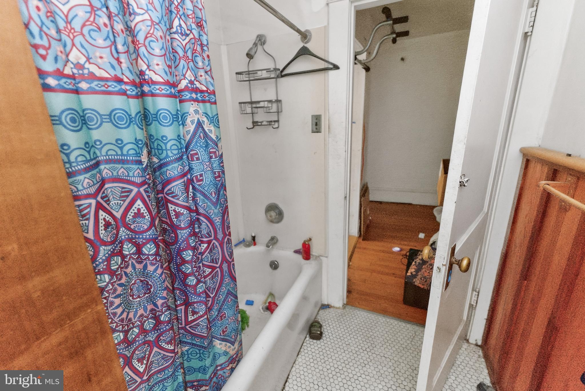 522 Market Street Denton, MD 21629 - Photo 6 of 49 a bathroom with a bathtub and shower curtain