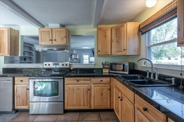 $360,000 | 14 Thomaston Street, Rockland, ME 04841