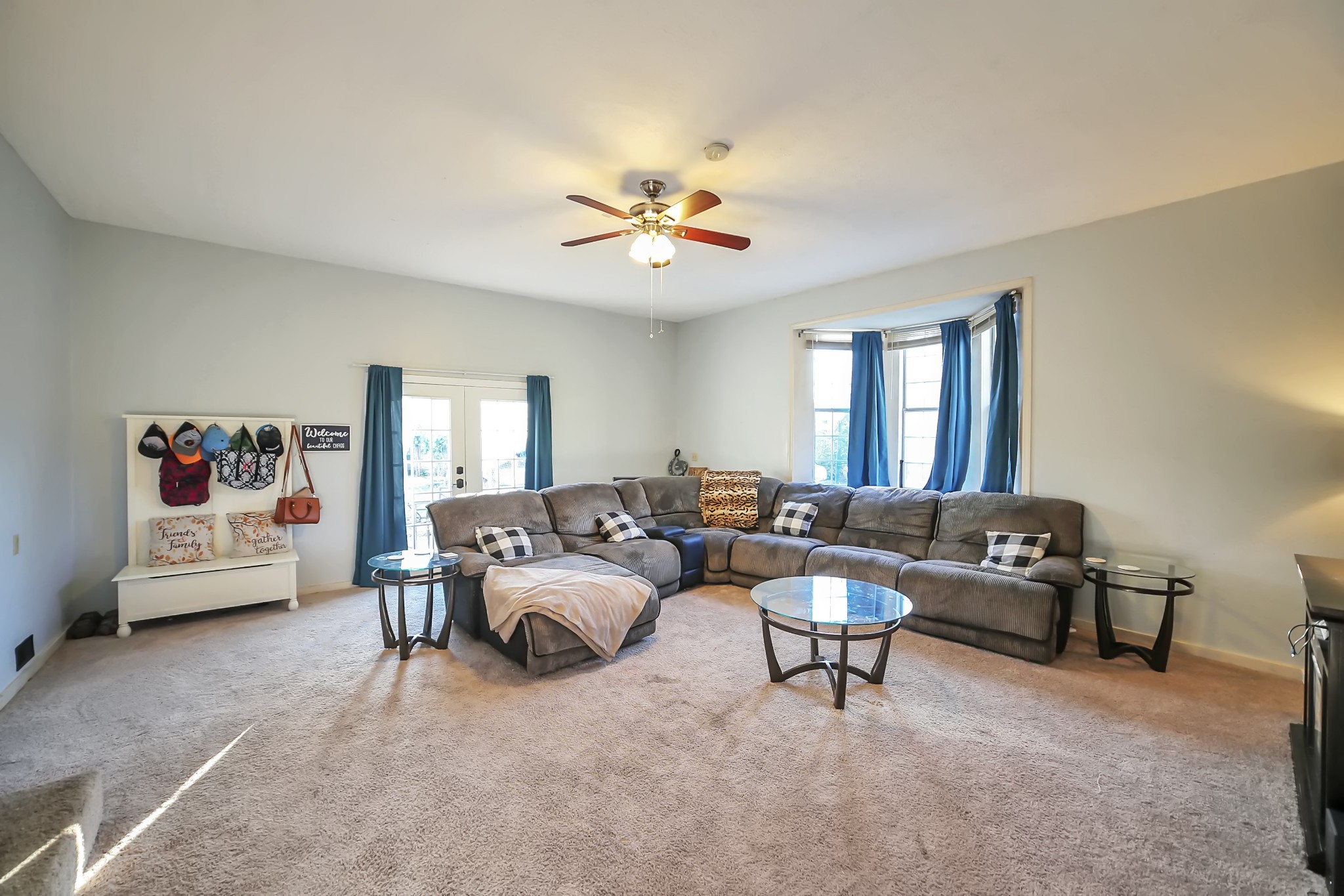 806 Old Gallatin Road Portland, TN 37148 - Photo 14 of 16 a living room with furniture and a chandelier