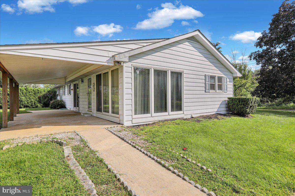 3 Apple Road Boyertown, PA 19512 - Photo 5 of 67 Side View / sunroom