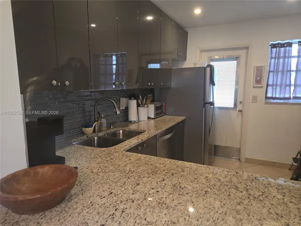 $1,550 | 330 Southeast 2nd Street, Unit 503H, Hallandale Beach, FL 33009