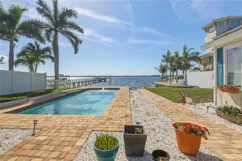 $900,000 | 950 Weedon Drive Northeast, St. Petersburg, FL 33702