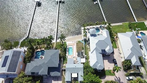 $900,000 | 950 Weedon Drive Northeast, St. Petersburg, FL 33702