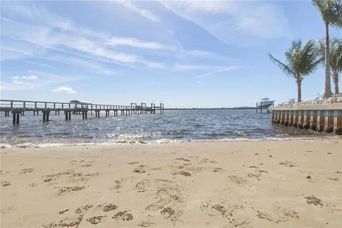 $900,000 | 950 Weedon Drive Northeast, St. Petersburg, FL 33702