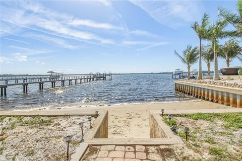 $900,000 | 950 Weedon Drive Northeast, St. Petersburg, FL 33702