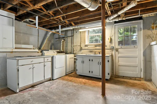 a view of a car garage of the house