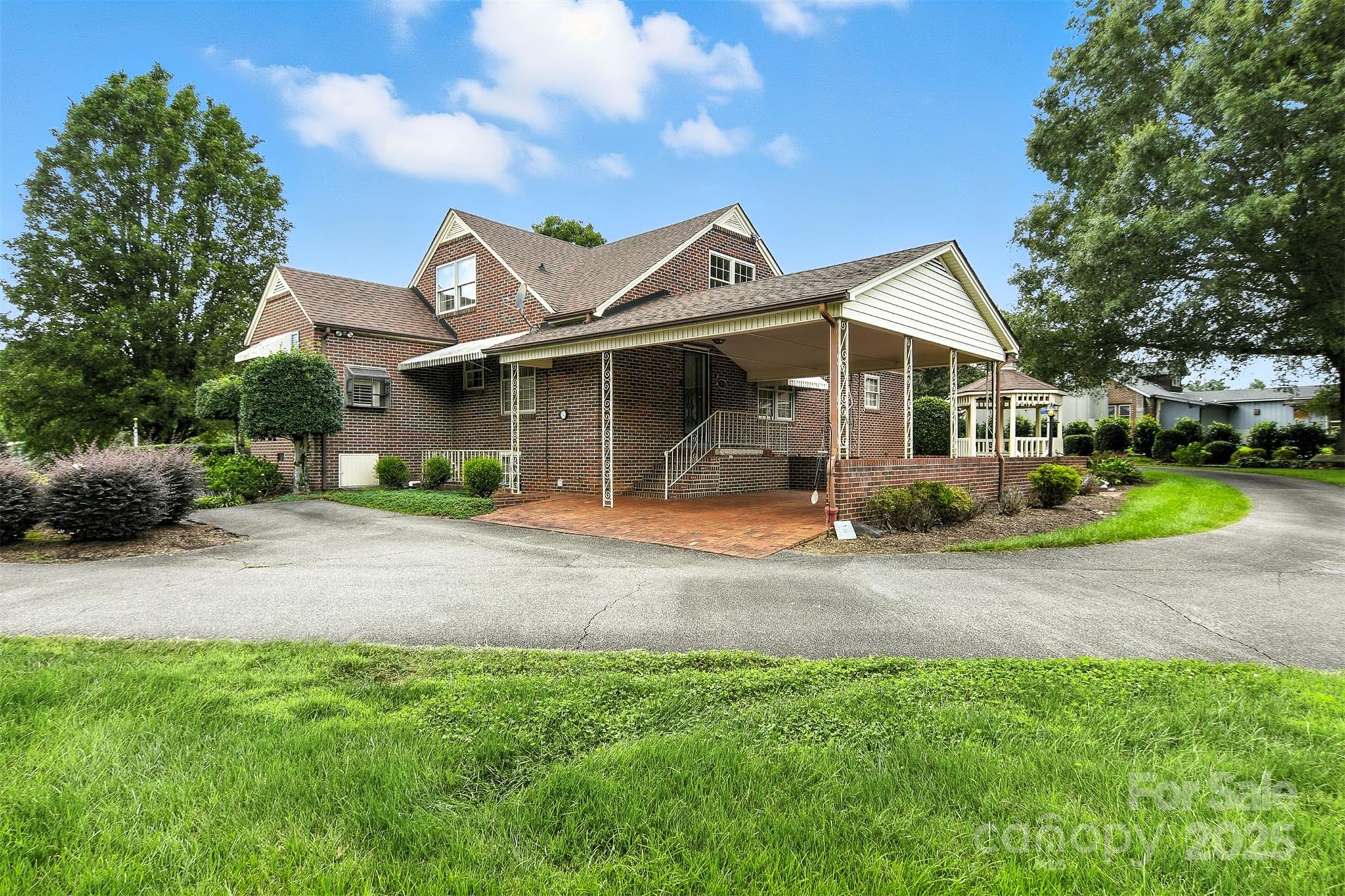 3968 Highway 321 Hudson, NC 28638 - Photo 39 of 47 a front view of a house with a yard and garage