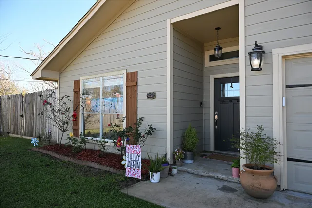 a view of a house with backyard and garden
