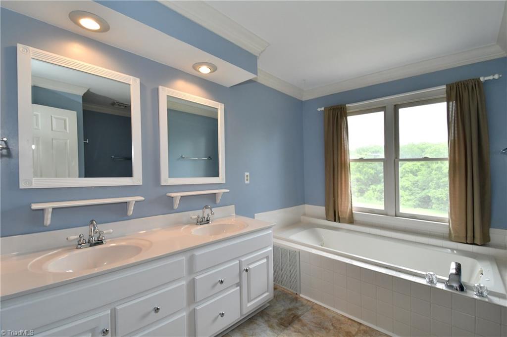 8040 Glengarriff Road Clemmons, NC 27012 - Photo 13 of 26 Master bath with separate shower