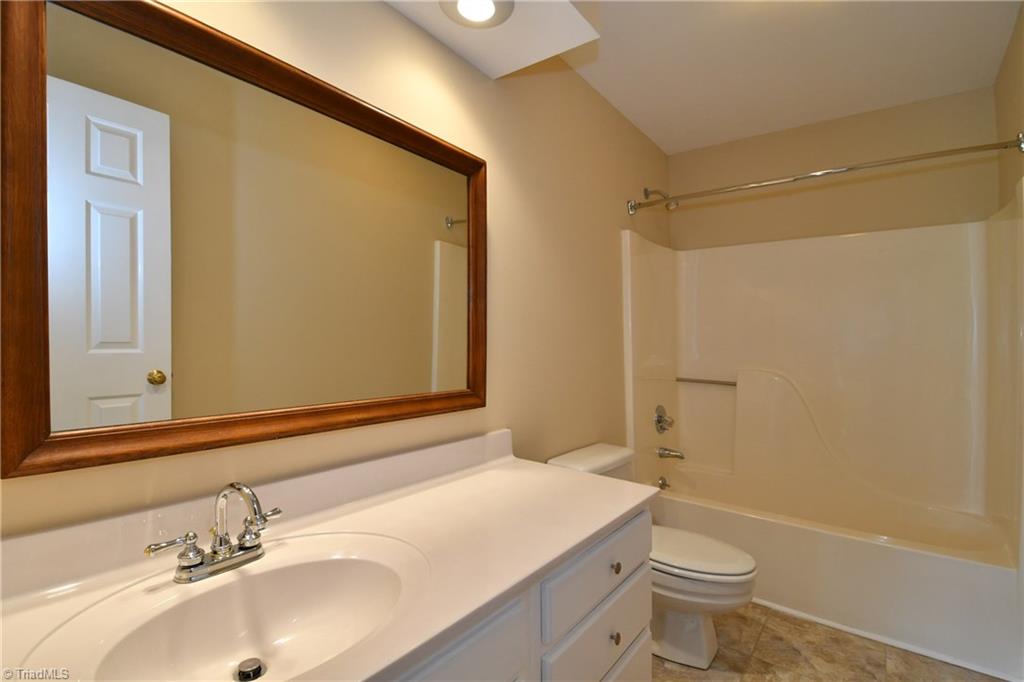 8040 Glengarriff Road Clemmons, NC 27012 - Photo 17 of 26 Upper level bath