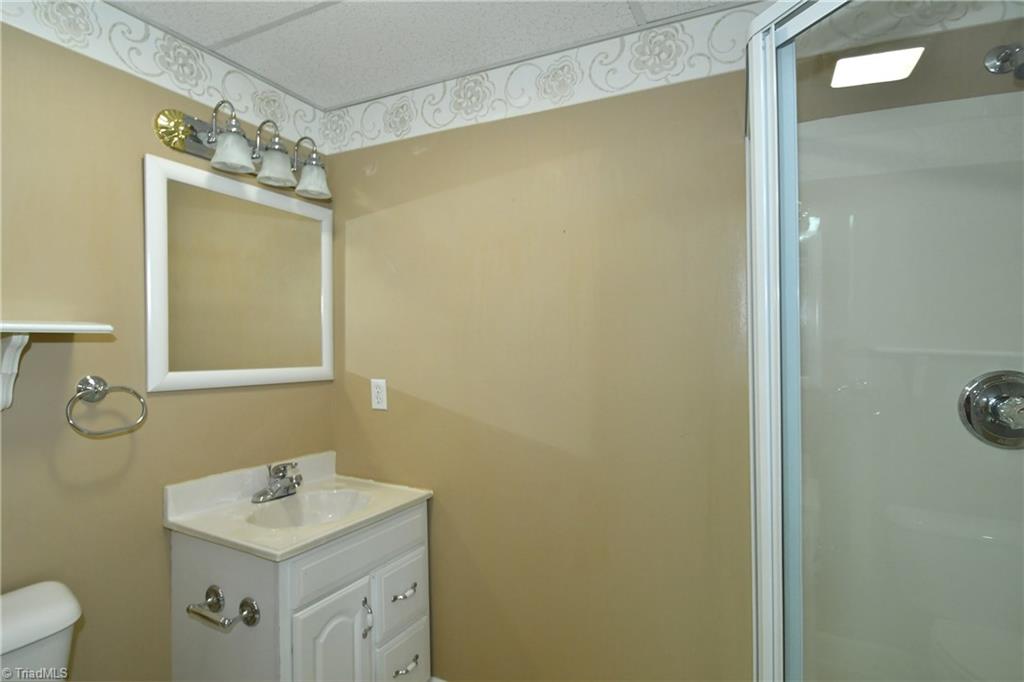 8040 Glengarriff Road Clemmons, NC 27012 - Photo 19 of 26 Full bath on lower level