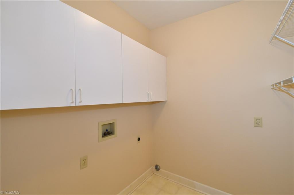 8040 Glengarriff Road Clemmons, NC 27012 - Photo 6 of 26 Laundry room