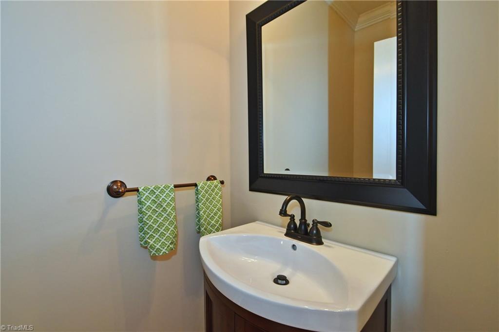 8040 Glengarriff Road Clemmons, NC 27012 - Photo 10 of 26 Powder room