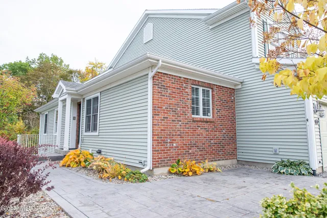 $439,500 | 2370 Nott Street East, Niskayuna, NY 12309