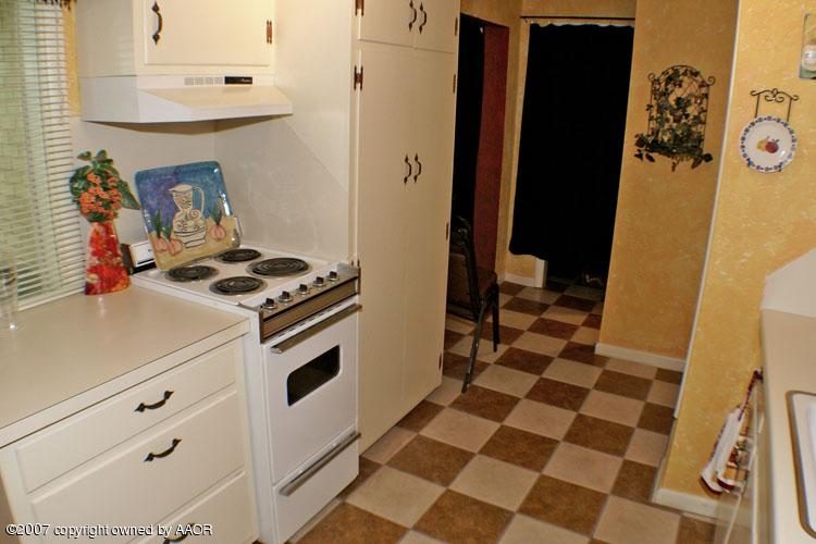 5201 Alvarado Road Amarillo, TX 79106 - Photo 9 of 11 Apartment Kitchen 2