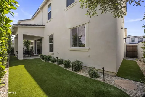a view of back yard of the house